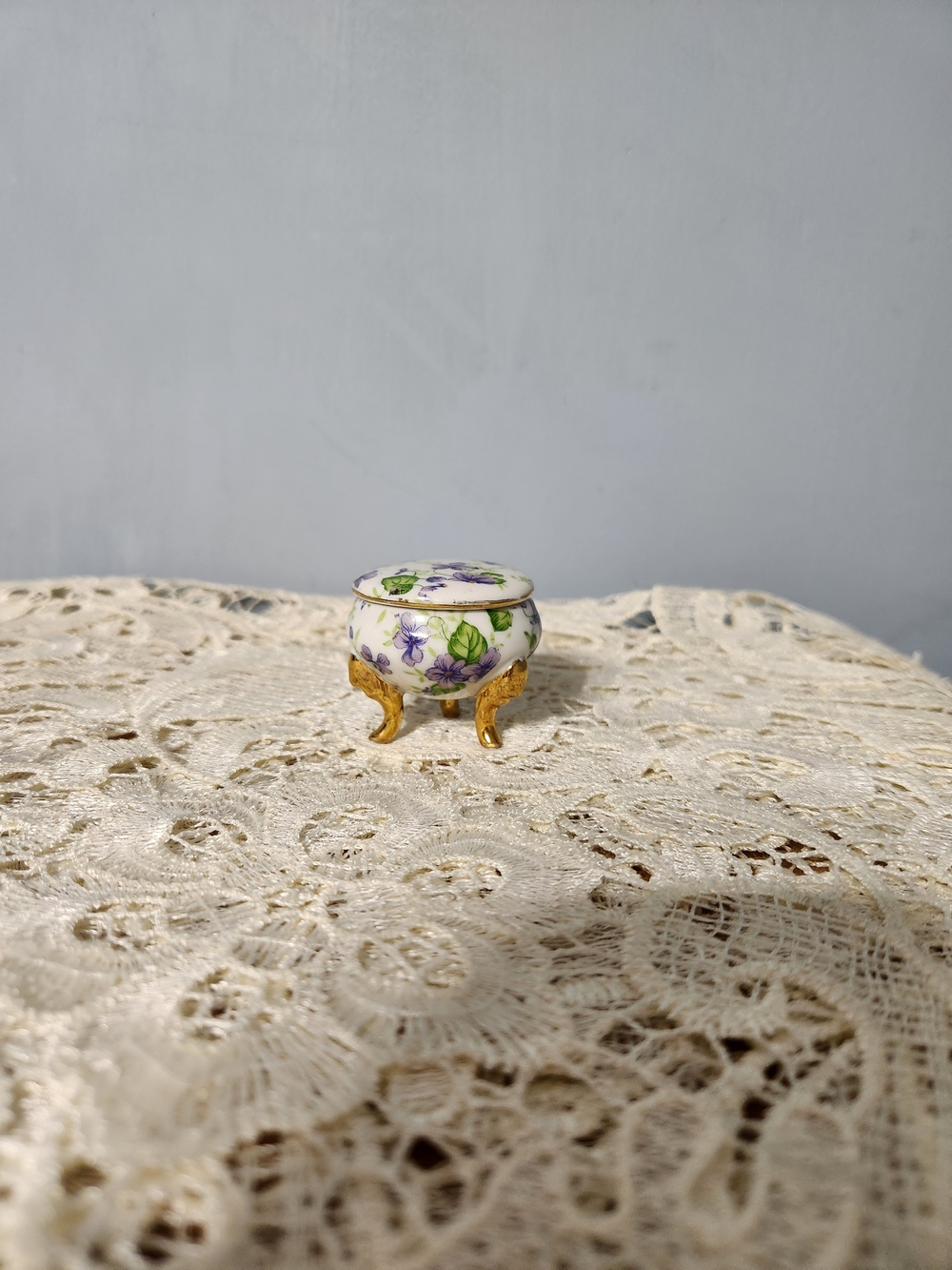 Vintage Lefton Mini Ceramic Trinket Ring Box. Purple Violets Floral Lid 3 Footed
